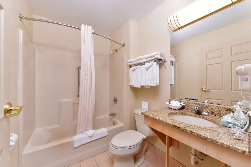 Tower Inn And Suites Of Guilford / Madison 객실 사진