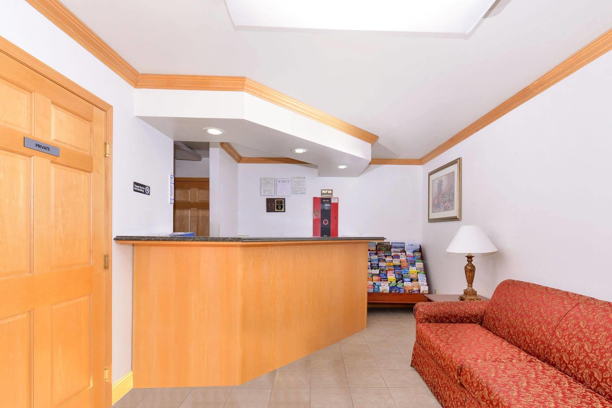 Tower Inn And Suites Of Guilford / Madison 외부 사진